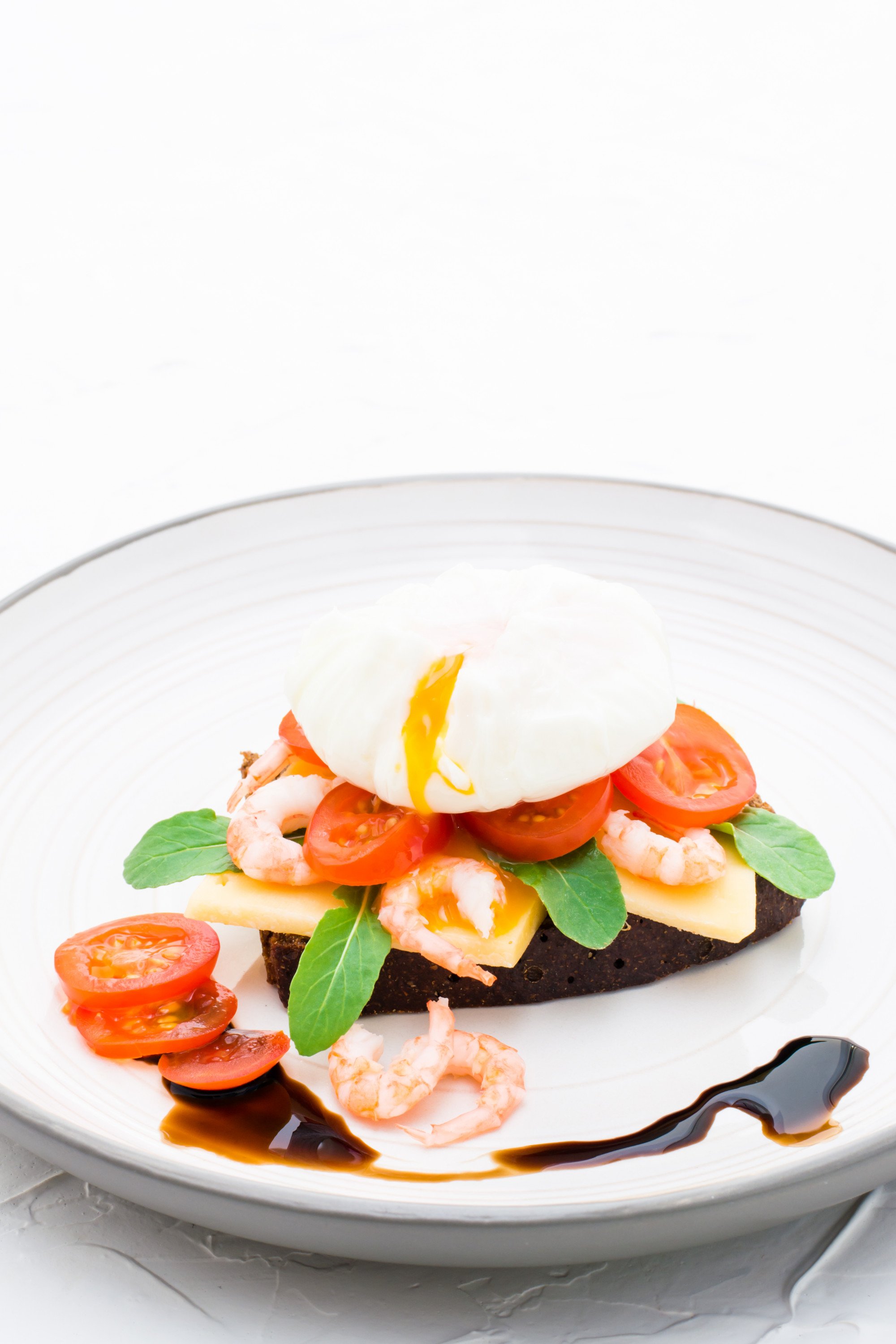 Piatto gourmet preparato in cucina domestica